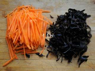 3、经典家常菜之鱼香肉丝（清真牛肉版）,胡萝卜切丝，干木耳泡发后切丝。