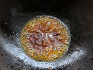 8、经典家常菜之鱼香肉丝（清真牛肉版）,锅内重新放油，下入豆瓣酱炒出红油。