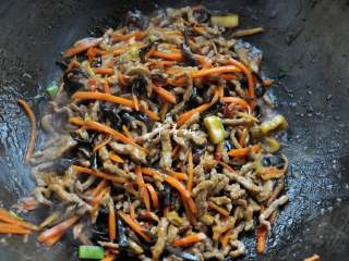 12、经典家常菜之鱼香肉丝（清真牛肉版）,倒入碗汁，大火收汁就可以出锅了。