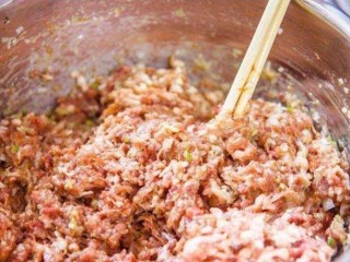 4、油豆腐酿肉,顺着一个方向搅拌均匀