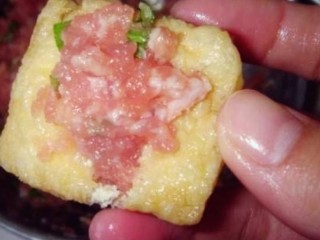 6、油豆腐酿肉,将拌好的肉馅塞进去