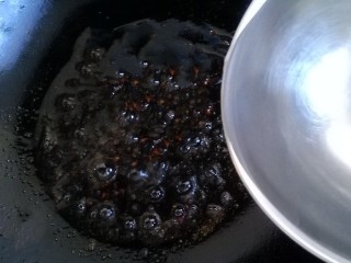 11、油豆腐酿肉,充分炒匀后，倒入一碗清水