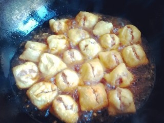 12、油豆腐酿肉,水开后，放入塞好馅的油豆腐