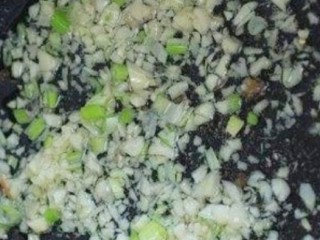 9、油豆腐酿肉,放入剩下的葱花和姜末，炒出香味