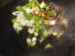 10、油豆腐酿肉,倒入生抽10g、老抽3g、白糖5g