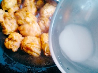 15、油豆腐酿肉,锅中汤汁还有三分之一时，勾淀粉芡