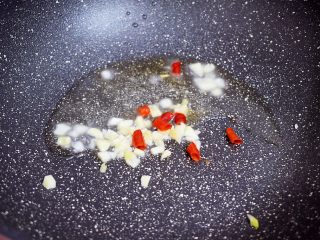 5、干煸豆角,原锅留底锅烧热，放入蒜末和干红辣椒炒出香味