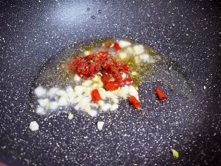 6、干煸豆角,再加入豆瓣酱炒出红油