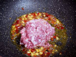 7、干煸豆角,加入猪肉末翻炒至变色变白