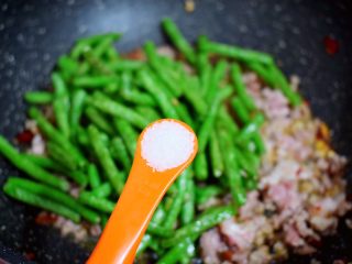 9、干煸豆角,加入白糖