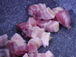 6、五花肉烧土豆,将五花肉放入炒锅中，煸炒出多余的油分