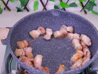 7、五花肉烧土豆,五花肉炒出油后，表层微微焦黄