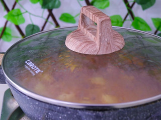 13、五花肉烧土豆,盖上盖子，小火炖煮25分钟