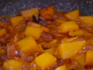 14、五花肉烧土豆,25分钟后加入辣椒 盐 鸡精 翻炒均匀