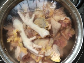 1、超过瘾的啤酒魔芋炖鸡,童子鸡一只、超市买的,多泡泡水