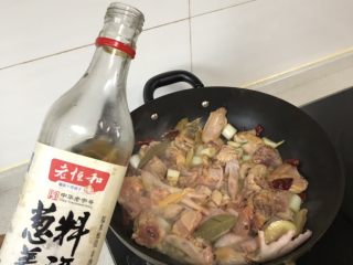 5、超过瘾的啤酒魔芋炖鸡,沿着锅边倒少许料酒,
