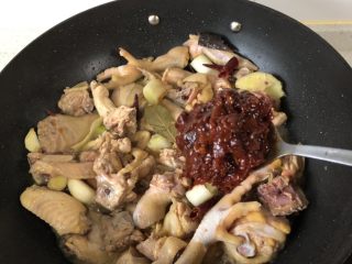 6、超过瘾的啤酒魔芋炖鸡,下2大勺郫县豆瓣酱,随个人喜好,辣度自己调整,但豆瓣酱太咸也不好太多