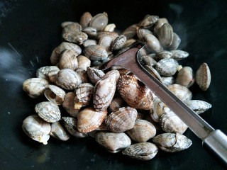 6、让你停不下来的爆炒花甲,放入洗干净的花甲。