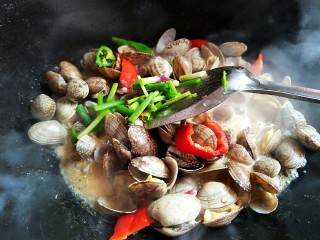 12、让你停不下来的爆炒花甲,抄到花甲都开口了，然后撒点葱段炒一下就搞定了！