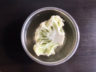 1、干锅菜花,水中加入1勺盐,将菜花浸泡20分钟