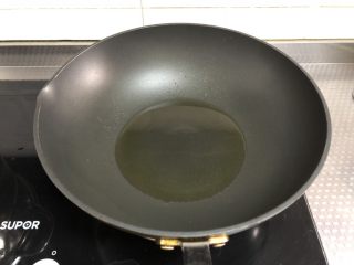 5、干锅菜花,另起锅热油,放入猪肉片翻炒至变色