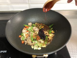 8、干锅菜花,根据个人口味加入老干妈辣酱,我放1勺,翻炒均匀