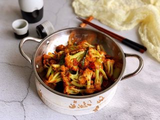 11、干锅菜花,盛盘