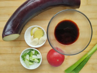 1、西红柿烧茄子,准备好所有食材