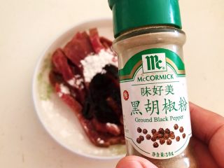 5、嫩滑多汁的黑椒牛柳,加入黑胡椒粉