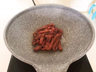 9、嫩滑多汁的黑椒牛柳,油烧热后加入牛柳，翻炒2分钟