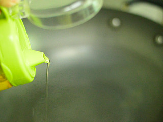 8、青椒肉丝,锅预热后倒入油