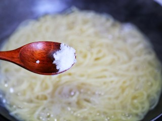 4、好吃到爆的火腿意面,切菜的同时，锅中烧开半锅水，加入意面，加一勺盐，将意面煮至八成熟后捞出。