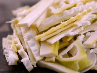 3、鲜竹笋小炒肉,让春天变得可口美味!,鲜笋切片备用