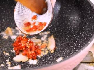 6、鲜竹笋小炒肉,让春天变得可口美味!,倒入蒜末、剁椒酱爆香 