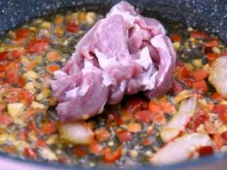 7、鲜竹笋小炒肉,让春天变得可口美味!,再放入肉片翻炒