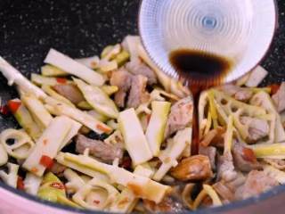 9、鲜竹笋小炒肉,让春天变得可口美味!,淋上生抽，出锅前撒上葱花即可