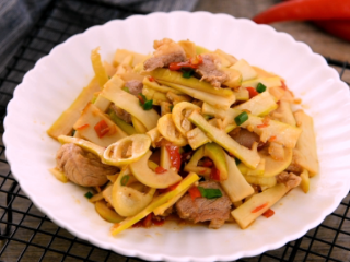 10、鲜竹笋小炒肉,让春天变得可口美味!,美味上桌啦~