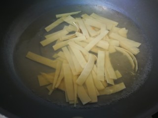 6、麻辣香锅,煮蔬菜的水中,再放入豆皮焯水。