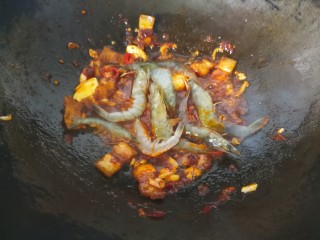 14、麻辣香锅,放入鲜虾,中火翻炒。