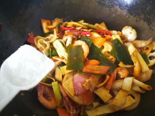 17、麻辣香锅,炒三分钟之后放入糖和盐。