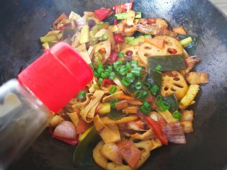 20、麻辣香锅,最后放入葱花,淋入少许香油出锅。