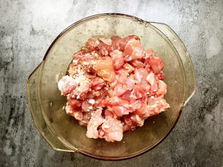 2、四川+双椒兔,兔肉洗净加入适量生抽、料酒和淀粉拌匀。