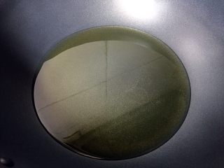 5、四川+双椒兔,热锅倒油烧至八成热。