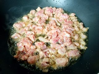 6、四川+双椒兔,放入兔肉翻炒变色。