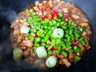 8、四川+双椒兔,放入青椒、小红尖椒和大葱段翻炒均匀。