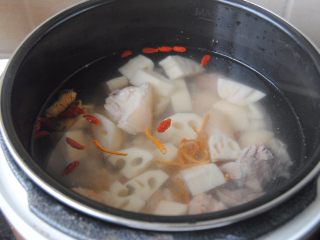 11、莲藕猪蹄汤,加入两倍的清水