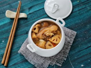 14、莲藕猪蹄汤,成品，很鲜甜