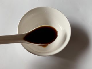 1、酱汁烧茄子,先调酱汁：生抽2勺