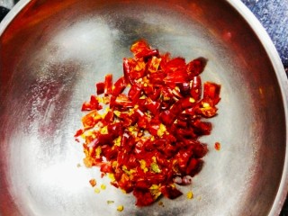 1、熬制香喷喷的辣椒油，可以做各种凉菜,干辣椒切碎放入碗中