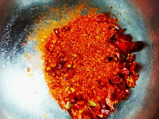 2、熬制香喷喷的辣椒油，可以做各种凉菜,加入辣椒粉